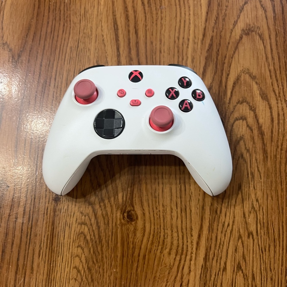 Xbox one s halo edition with original stand on original custom controller works!